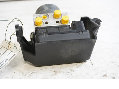 Baksidan på ABS Modulator från en KTM 690 SMCR -2014 motorcykel.