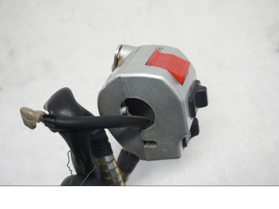 Vänster sida på Styrelreglage från en Suzuki VL 800 -2004 motorcykel.