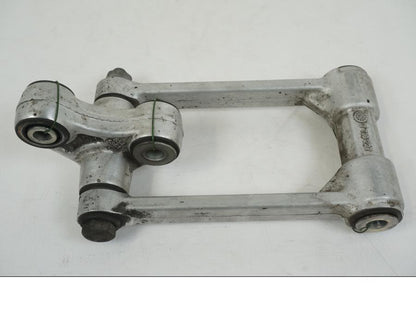 Framsidan på Stötdämparlänkage från en BMW S 1000 R -2019 motorcykel.