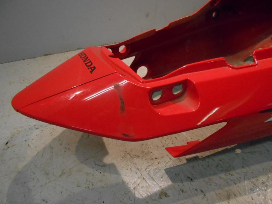 Snett uppifrån på Bakvinge från en Honda CBR 125 R -2007 motorcykel.