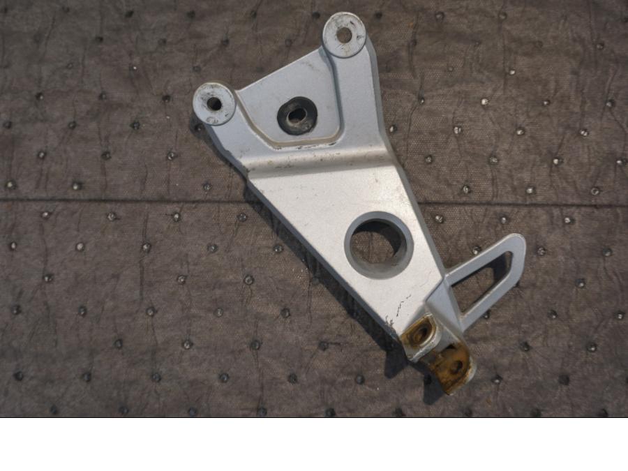 Framsidan på Fotpinnefäste från en Honda NSR 125 -1998 motorcykel.