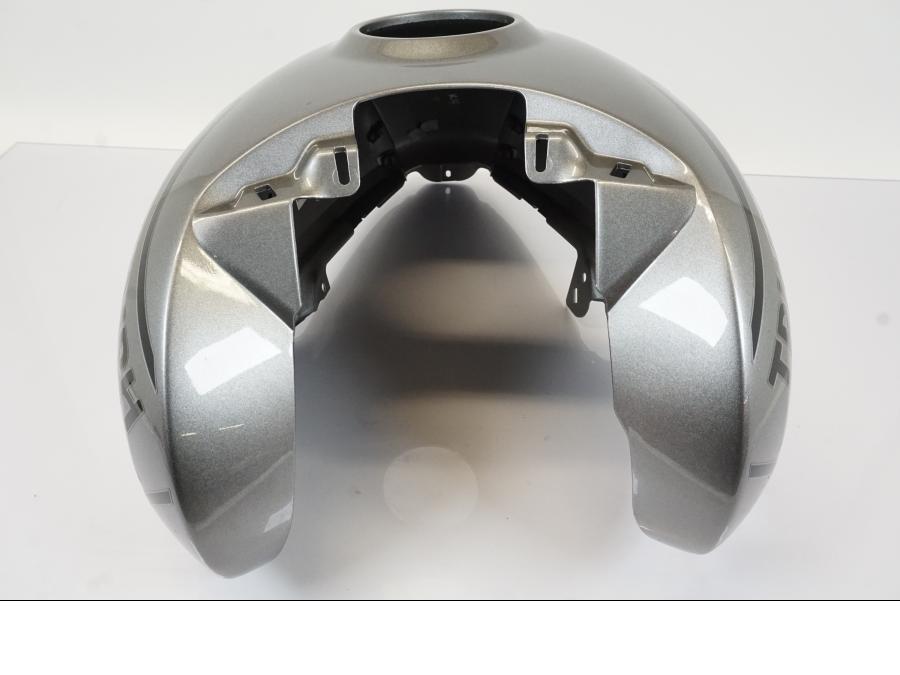 Vänster sida på Bensintankskåpa från en Triumph Trident -2021 motorcykel.