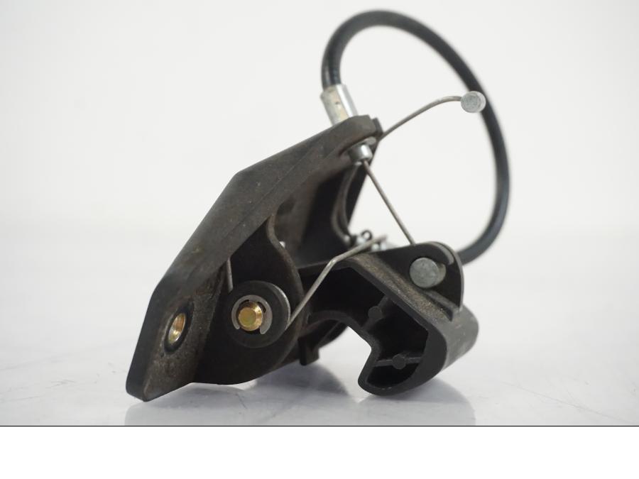 Baksidan på Sadellåsmekanism från en BMW F 650 CS -2002 motorcykel.