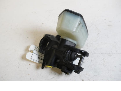 Framsidan på Bromshuvudcylinder från en Kawasaki GTR 1400 -2008 motorcykel.