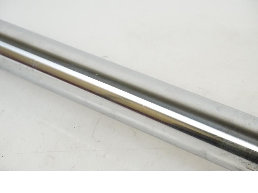 Snett nerifrån på Gaffelben från en Yamaha XJ 900 S -1997 motorcykel.