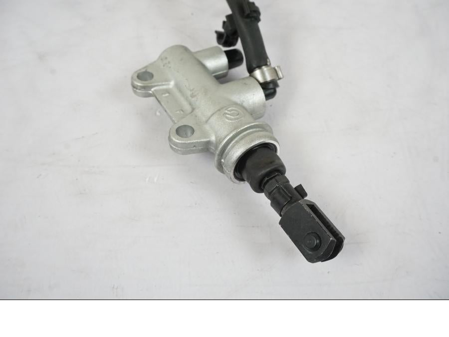 Baksidan på Bromshuvudcylinder från en BMW S 1000 XR -2019 motorcykel.