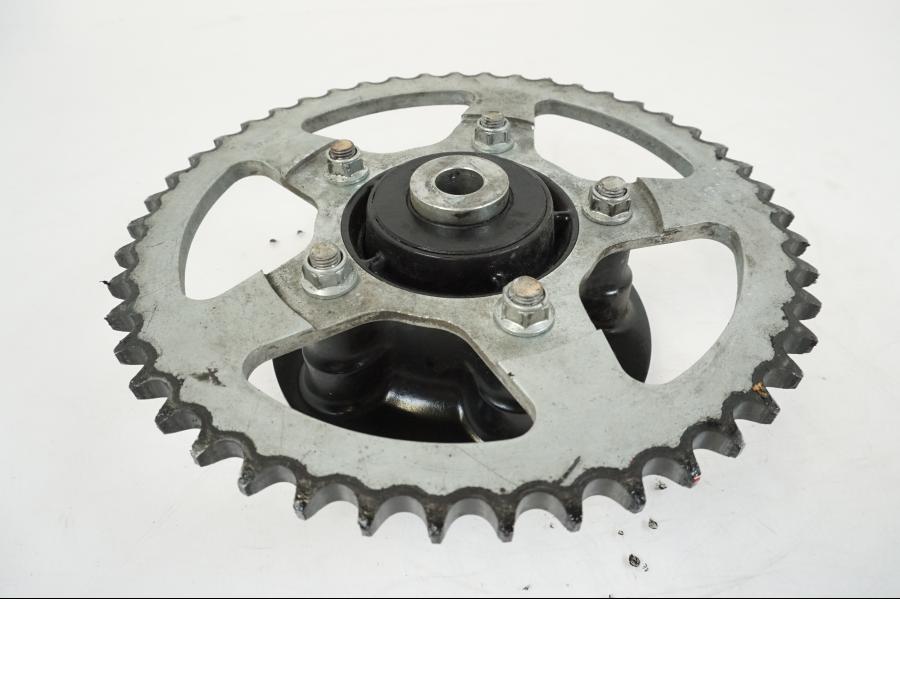 Snett nerifrån på Drevfäste från en Suzuki GSX 600 F -1998 motorcykel.