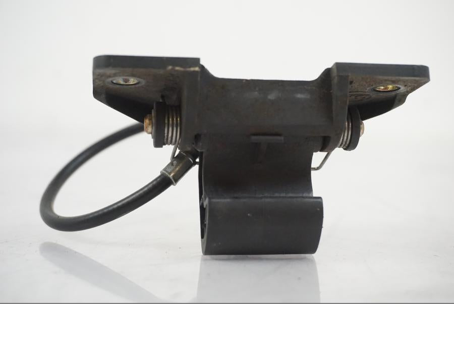 Snett nerifrån på Sadellåsmekanism från en BMW F 650 CS -2002 motorcykel.