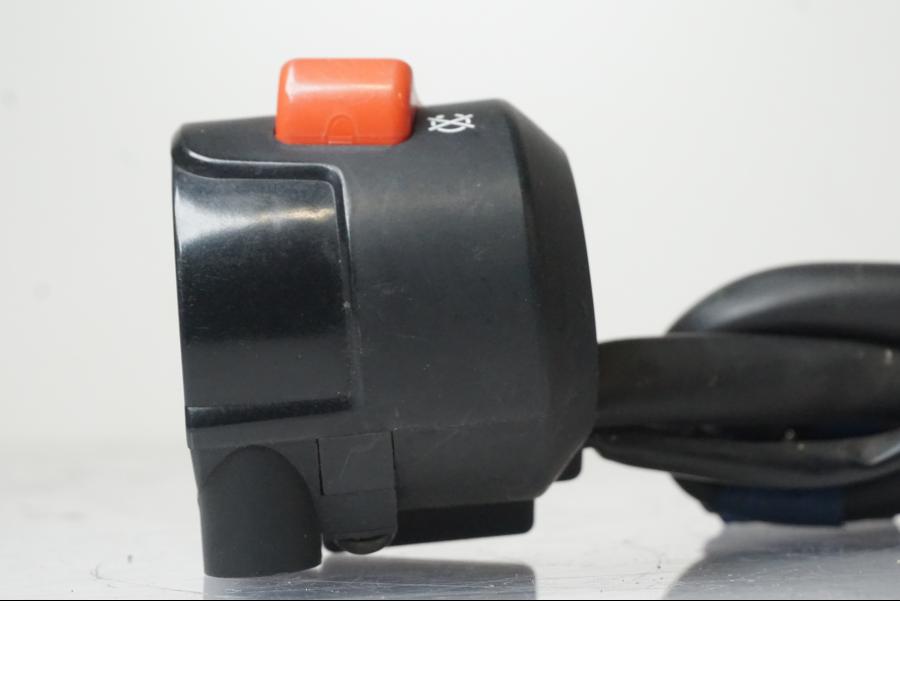 Vänster sida på <p>Styrelreglage höger från Honda CBR 600 F 1997.</p>

<p>Med ljusbrytare.</p> motorcykel.