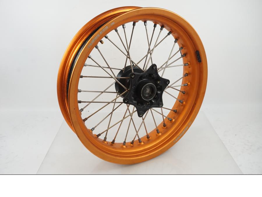 Framsidan på Fälg från en KTM 690 SMCR -2015 motorcykel.