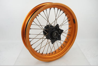 Framsidan på Fälg från en KTM 690 SMCR -2015 motorcykel.