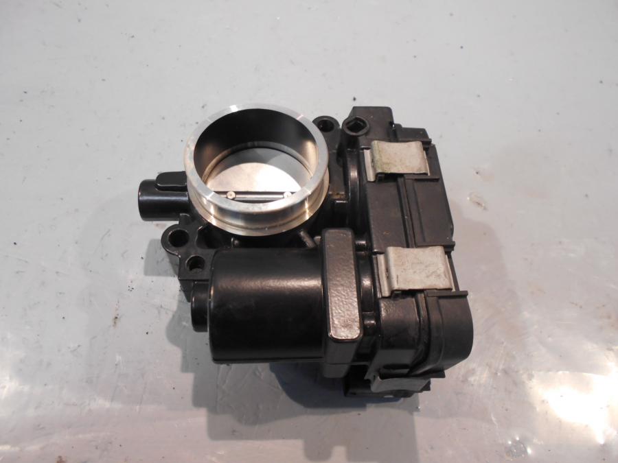 Baksidan på Spjällhus från en BMW R 1200 GS -2014 motorcykel.