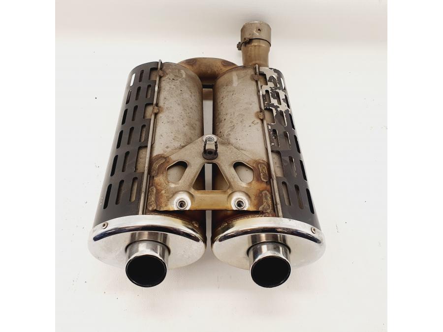 Snett nerifrån på Ljuddämpare från en BMW R 1100 S -1999 motorcykel.