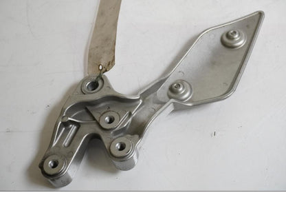 Höger sida på Fotpinnefäste från en Yamaha MT-01 -2005 motorcykel.