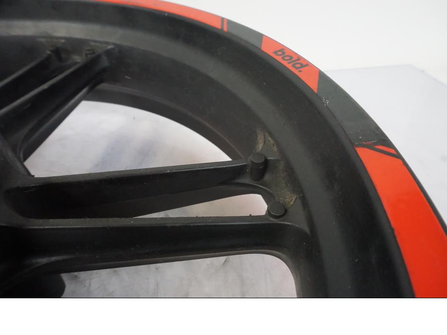 Vänster sida på Fälg från en Yamaha YZF-R 125 -2008 motorcykel.