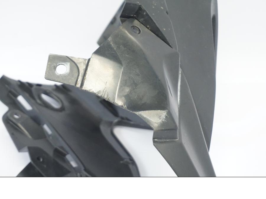 Snett nerifrån på Toppkåpa från en Honda CB 500 X -2015 motorcykel.