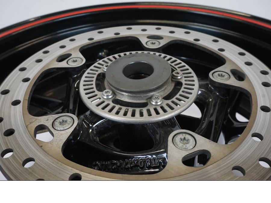 Vänster sida på Hjulpaket från en BMW S 1000 XR -2019 motorcykel.