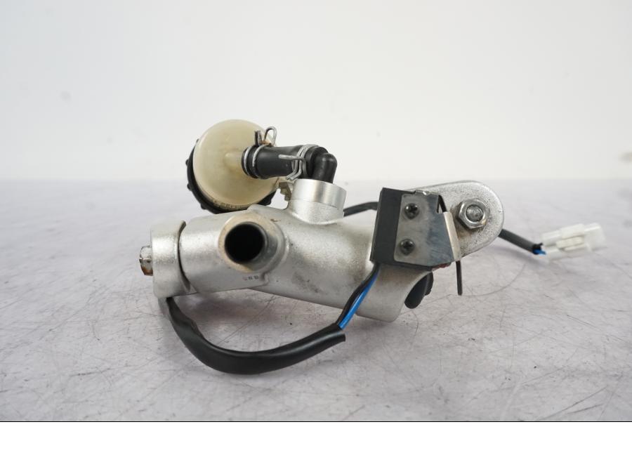 Vänster sida på Kopplingshuvudcylinder från en KTM 990 Super Duke -2006 motorcykel.