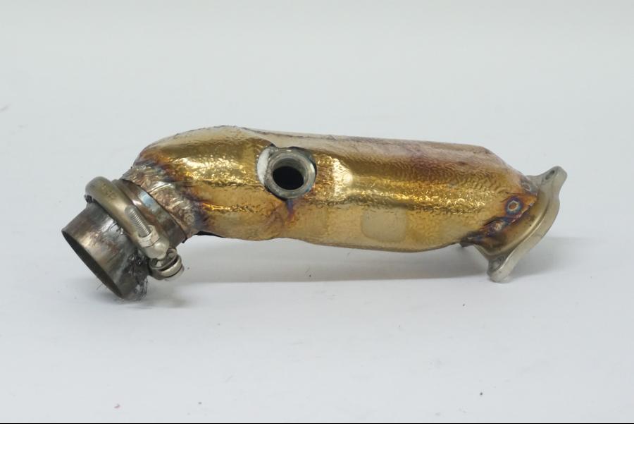 Snett uppifrån på Grenrör från en Ducati Desert X -2022 motorcykel.