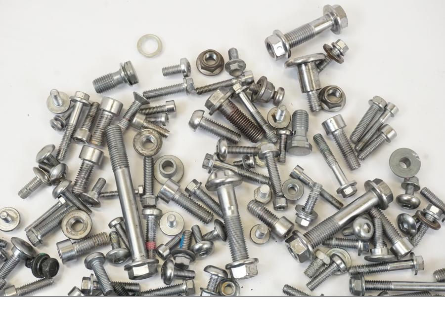 Snett nerifrån på Skruv / Mutter etc från en Triumph Trident -2021 motorcykel.