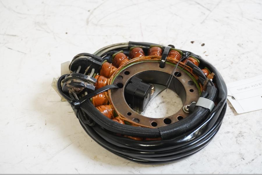 Framsidan på Generator från en Yamaha XVS 650 -1997 motorcykel.