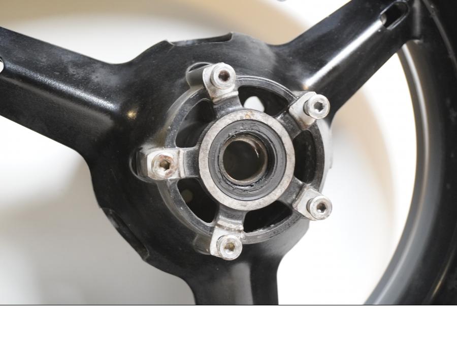 Baksidan på Fälg från en Suzuki GSX-R 600 -2004 motorcykel.