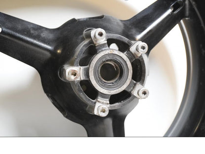 Baksidan på Fälg från en Suzuki GSX-R 600 -2004 motorcykel.