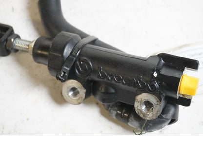 Baksidan på Bromshuvudcylinder från en Yamaha FZ-1 N -2009 motorcykel.