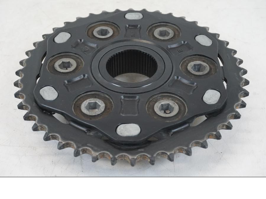 Höger sida på Drevfäste från en Triumph Speed Triple -2021 motorcykel.