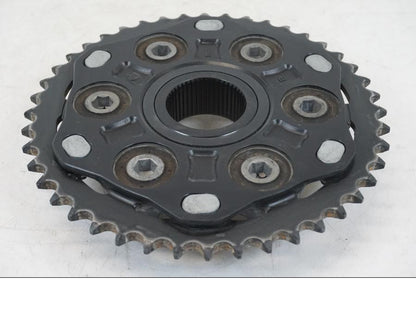 Höger sida på Drevfäste från en Triumph Speed Triple -2021 motorcykel.