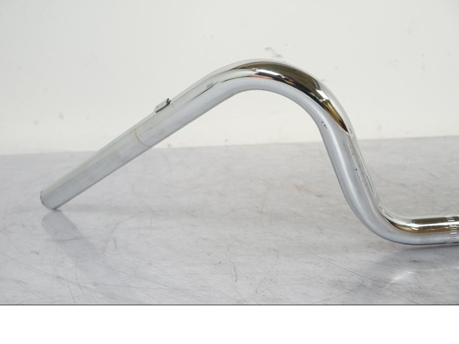 Höger sida på Styre från en Indian Indian Chief Dark Horse -2016 motorcykel.