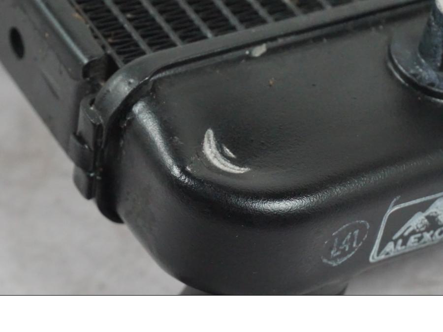 Snett nerifrån på Vattenkyl från en Ducati Multistrada V4 -2024 motorcykel.