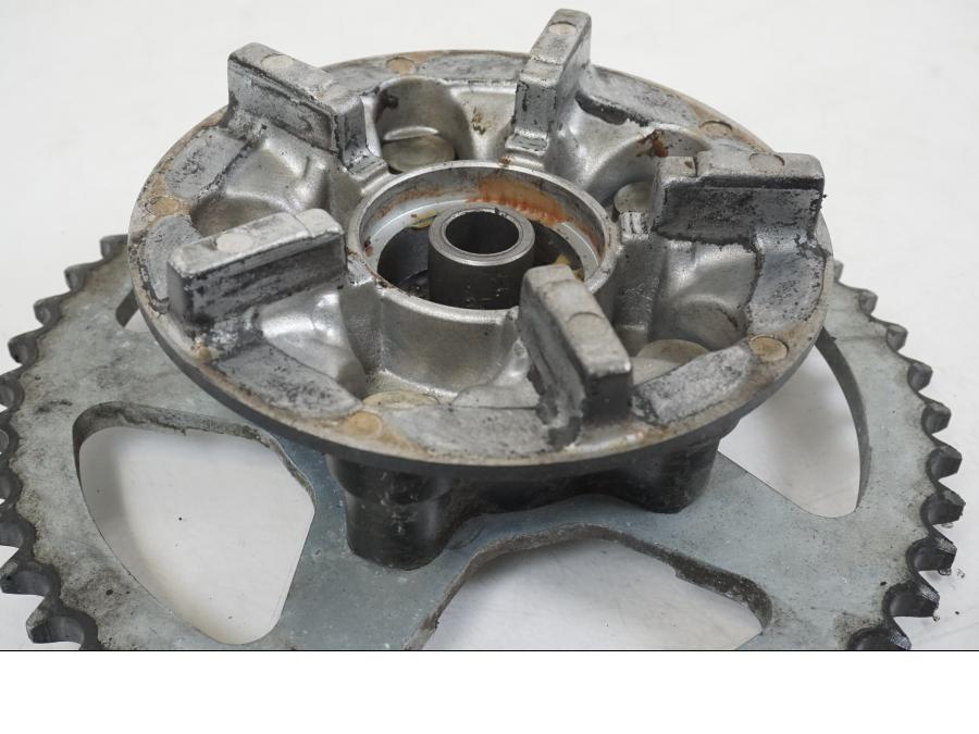 Snett uppifrån på Drevfäste från en Suzuki GSX 600 F -1998 motorcykel.