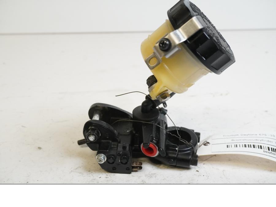 Framsidan på Bromshuvudcylinder från en Triumph Daytona 675 -2010 motorcykel.