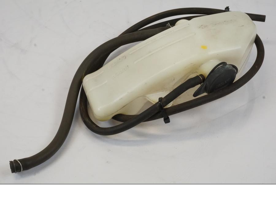 Vänster sida på Vattenexpansionskärl från en Honda NT 700 -2008 motorcykel.