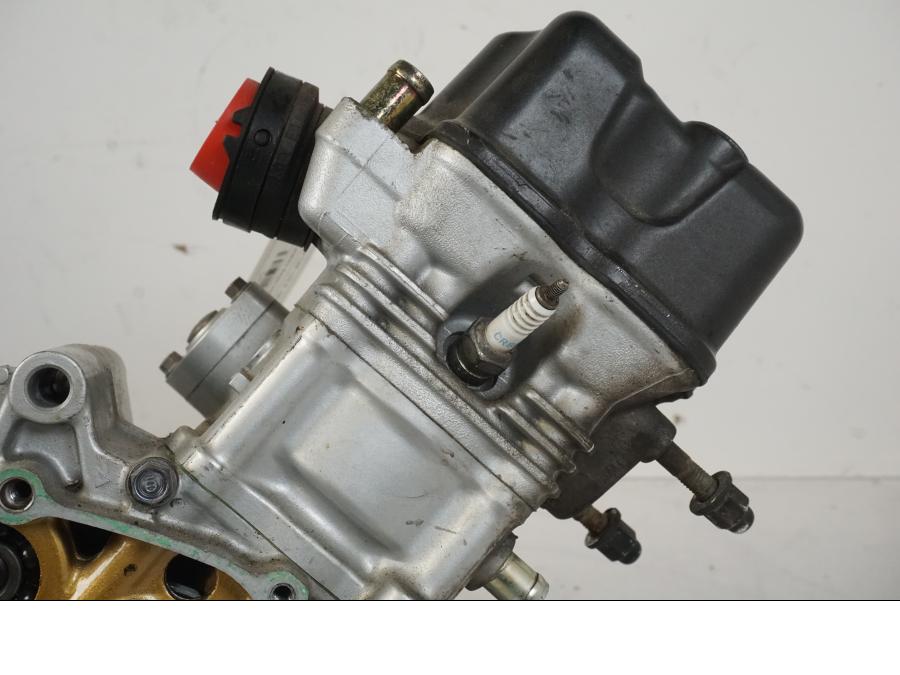 Snett uppifrån på Reservdelsmotor från en Honda CBR 125 R -2006 motorcykel.