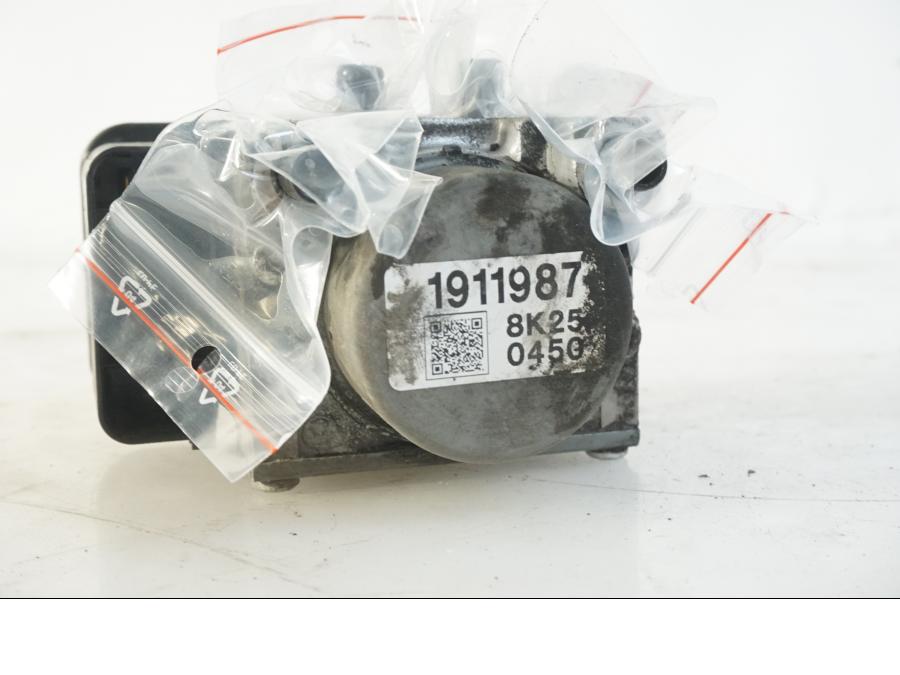 Framsidan på ABS Modulator från en Indian Chieftain Dark Horse -2019 motorcykel.