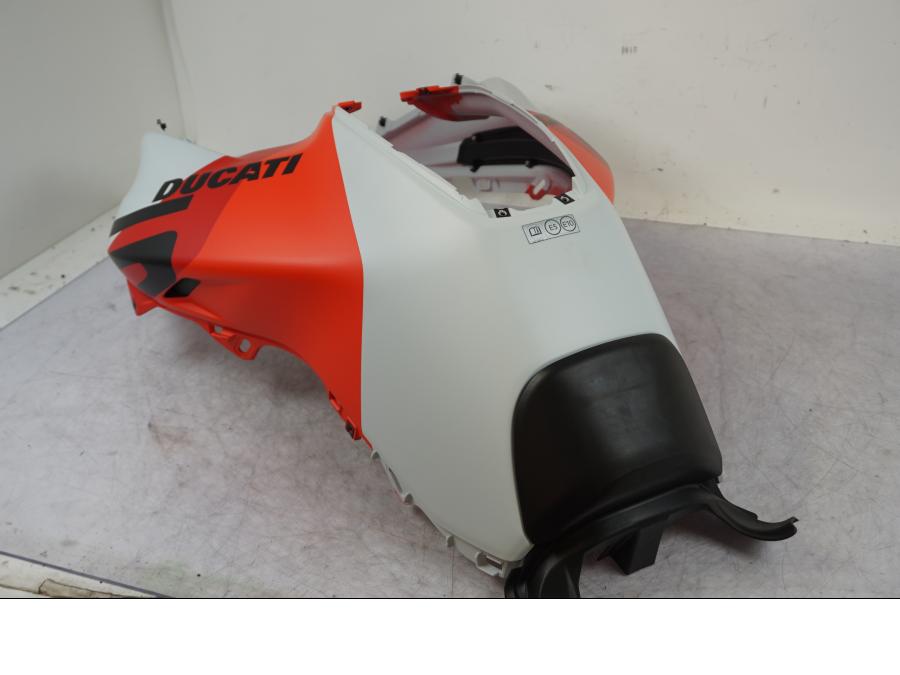 Höger sida på Tankkåpa från en Ducati Multistradea V4 RS -2024 motorcykel.