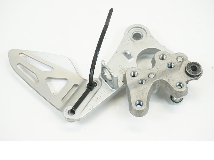 Vänster sida på Fotpinnefäste från en Suzuki GSX-R 1000 -2009 motorcykel.