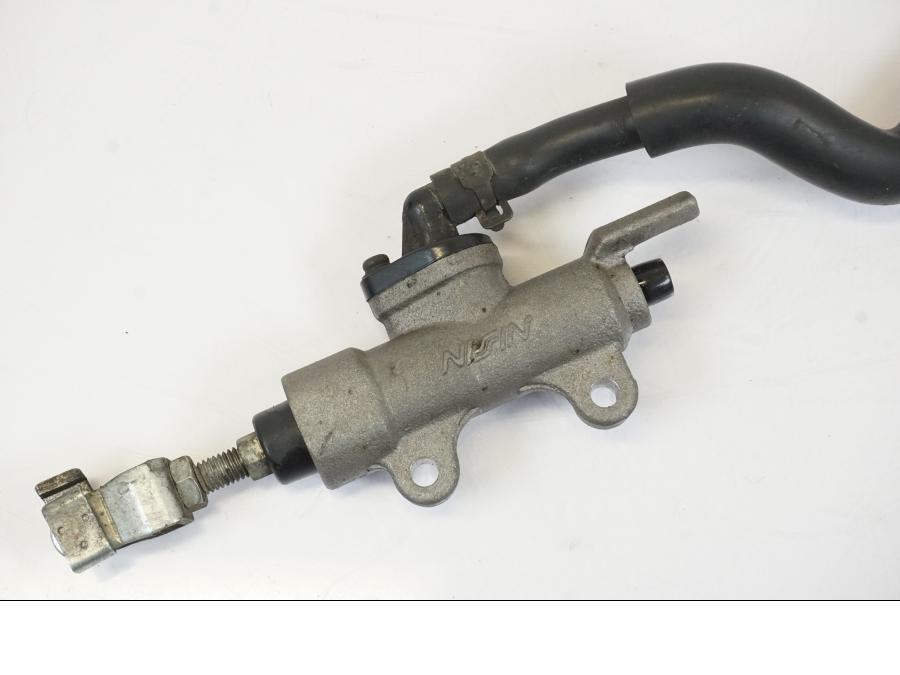 Baksidan på Bromshuvudcylinder från en Honda NT 700 -2008 motorcykel.