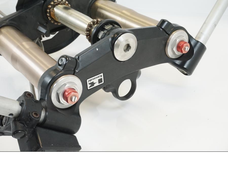 Extrabild2 på Gaffelpaket från en Kawasaki ZX-12R -2000 motorcykel.