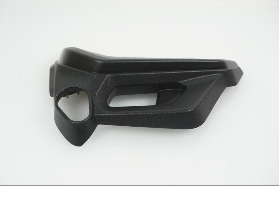 Vänster sida på Vattenkylkåpa från en Yamaha MT-07 -2021 motorcykel.