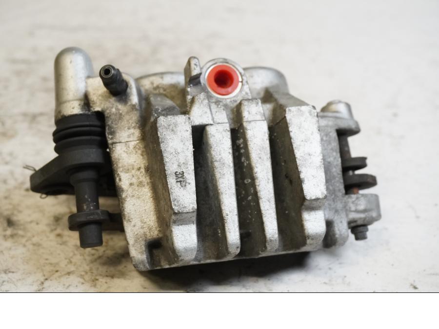 Baksidan på Bromsok från en Suzuki VL 800 -2004 motorcykel.