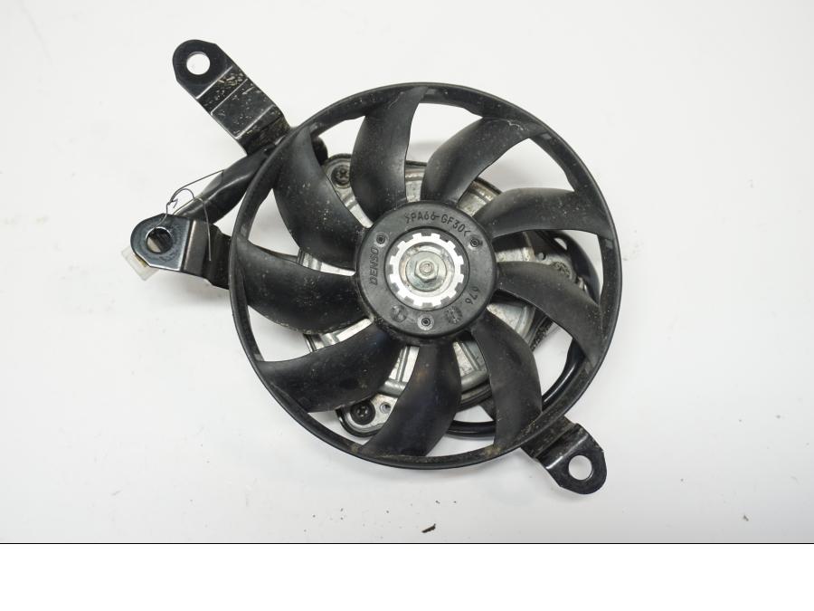 Baksidan på Vattenkylfläkt från en Yamaha FZ1-SA -2007 motorcykel.