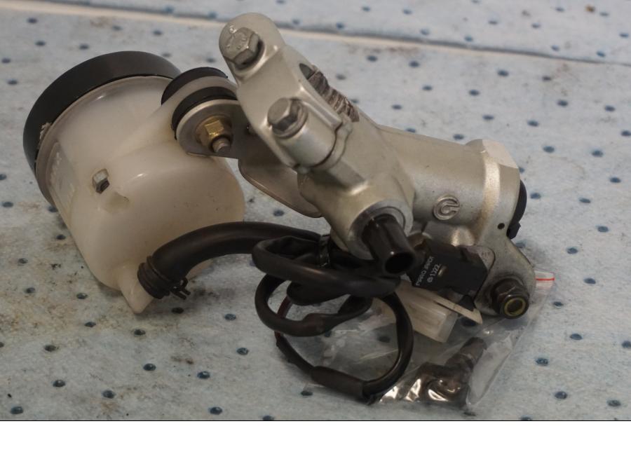 Höger sida på Bromshuvudcylinder från en KTM 690 Duke -2008 motorcykel.