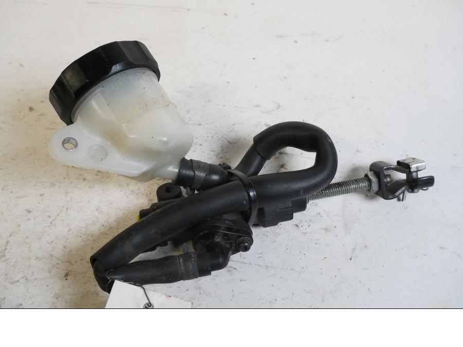 Baksidan på Bromshuvudcylinder från en Honda CTX 1300 -2014 motorcykel.