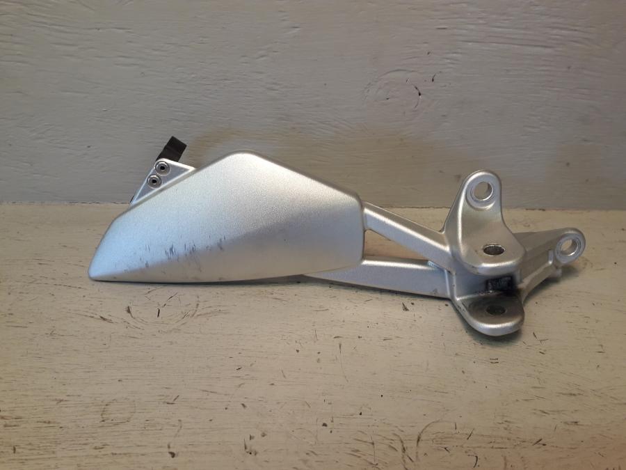 Framsidan på Fotpinnefäste från en BMW K 1200 S -2008 motorcykel.