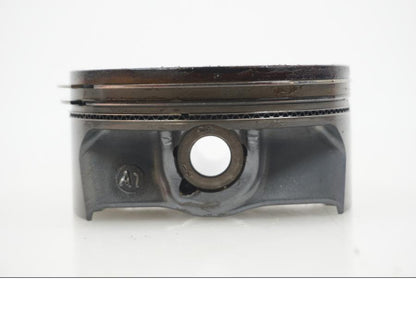 Snett uppifrån på Kolv från en BMW F 850 GS -2019 motorcykel.