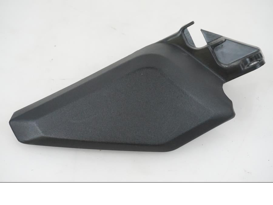 Framsidan på Bensintankskåpa från en H-D Adventure Pan America Special RA1250S -2021 motorcykel.