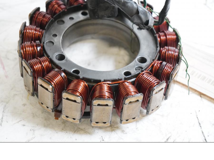 Baksidan på Generator från en Yamaha YFM 350 R -2006 ATV.